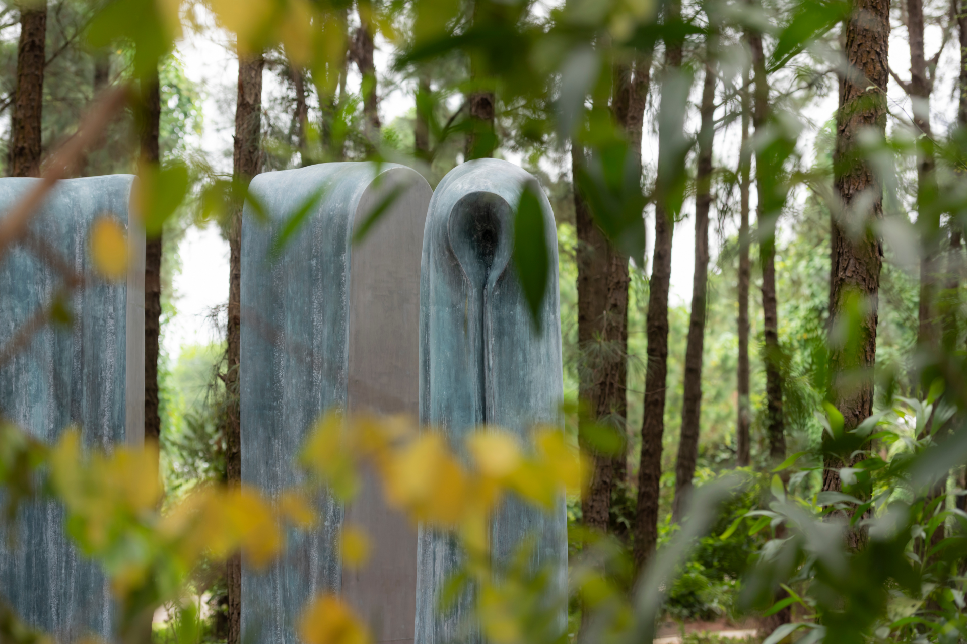 “Nguồn” của nhà điêu khắc Hoàng Mai Thiệp (nghệ sĩ duy nhất từng tham dự AIF), là một biểu tượng của cội rễ, nơi bắt đầu mọi dòng chảy và tìm lại chính mình.